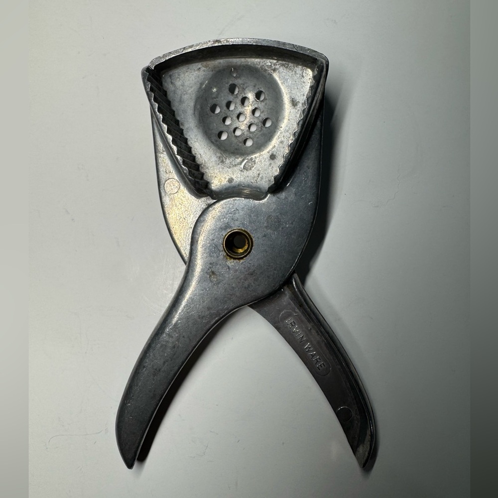 Vintage Lemon citrus squeezer Irvin Ware vintage kitchen gadget made in USA